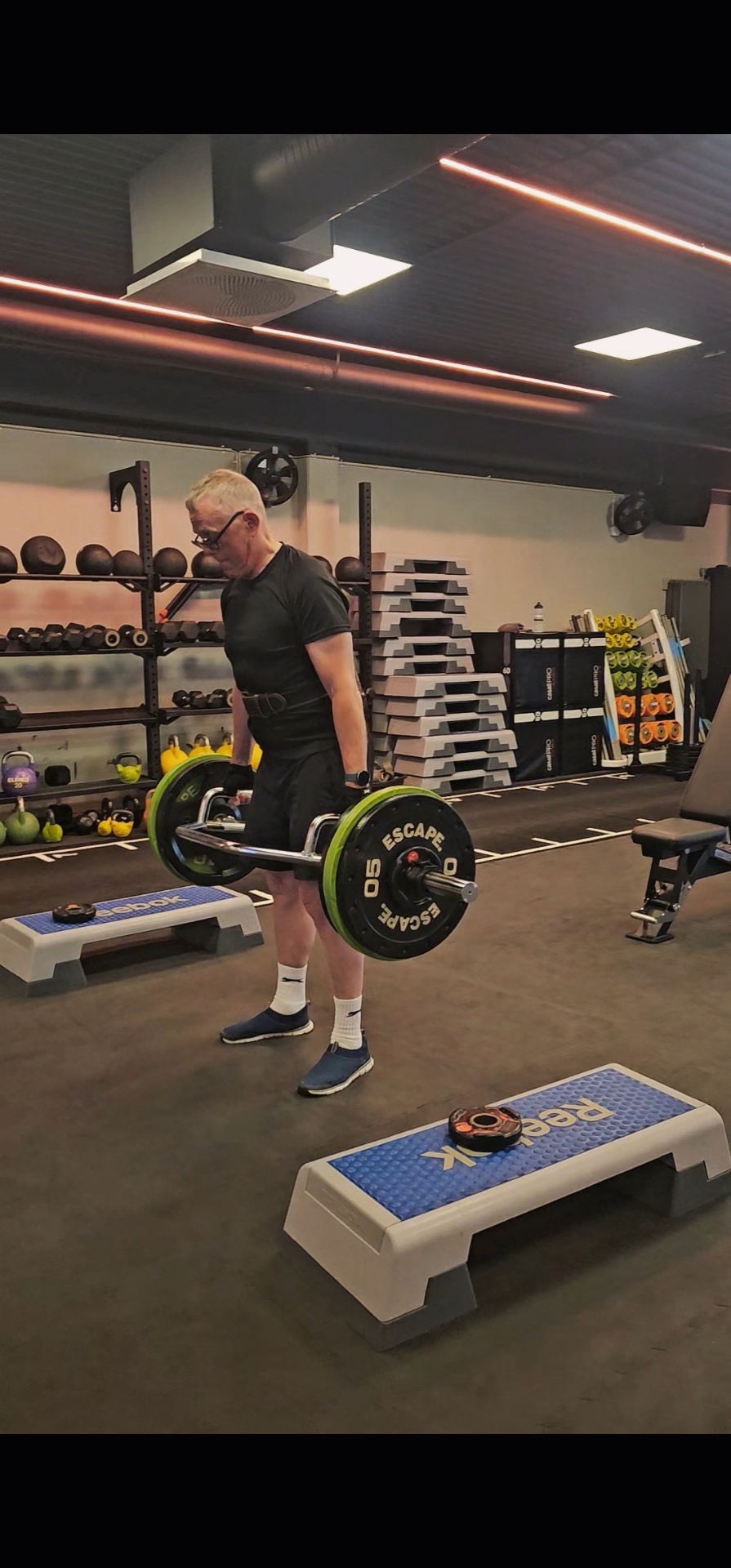 Deltaker over 60 år utfører markløft med vektstang på Spenst Skjebergsenteret